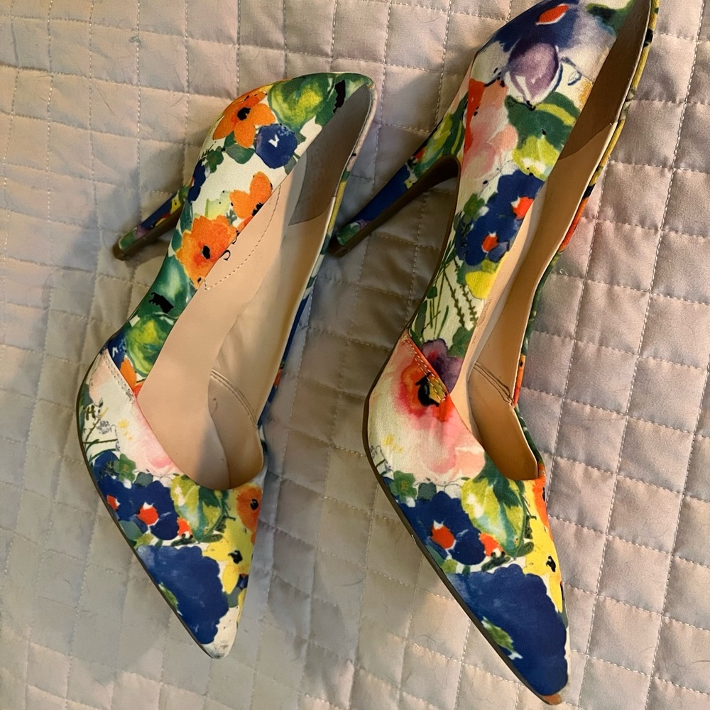 Guess Floral Heels, EUC, size 7